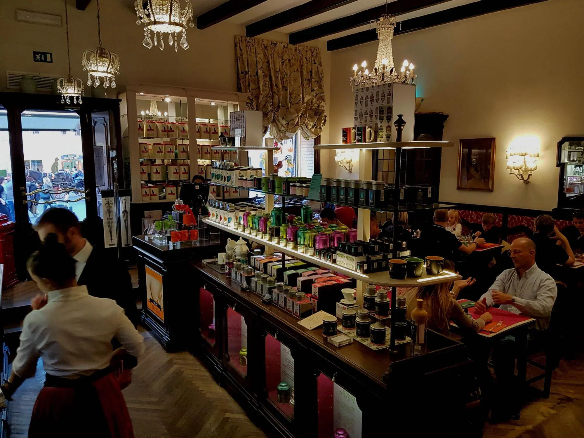 L'interno del Babington's Tea Room di Roma