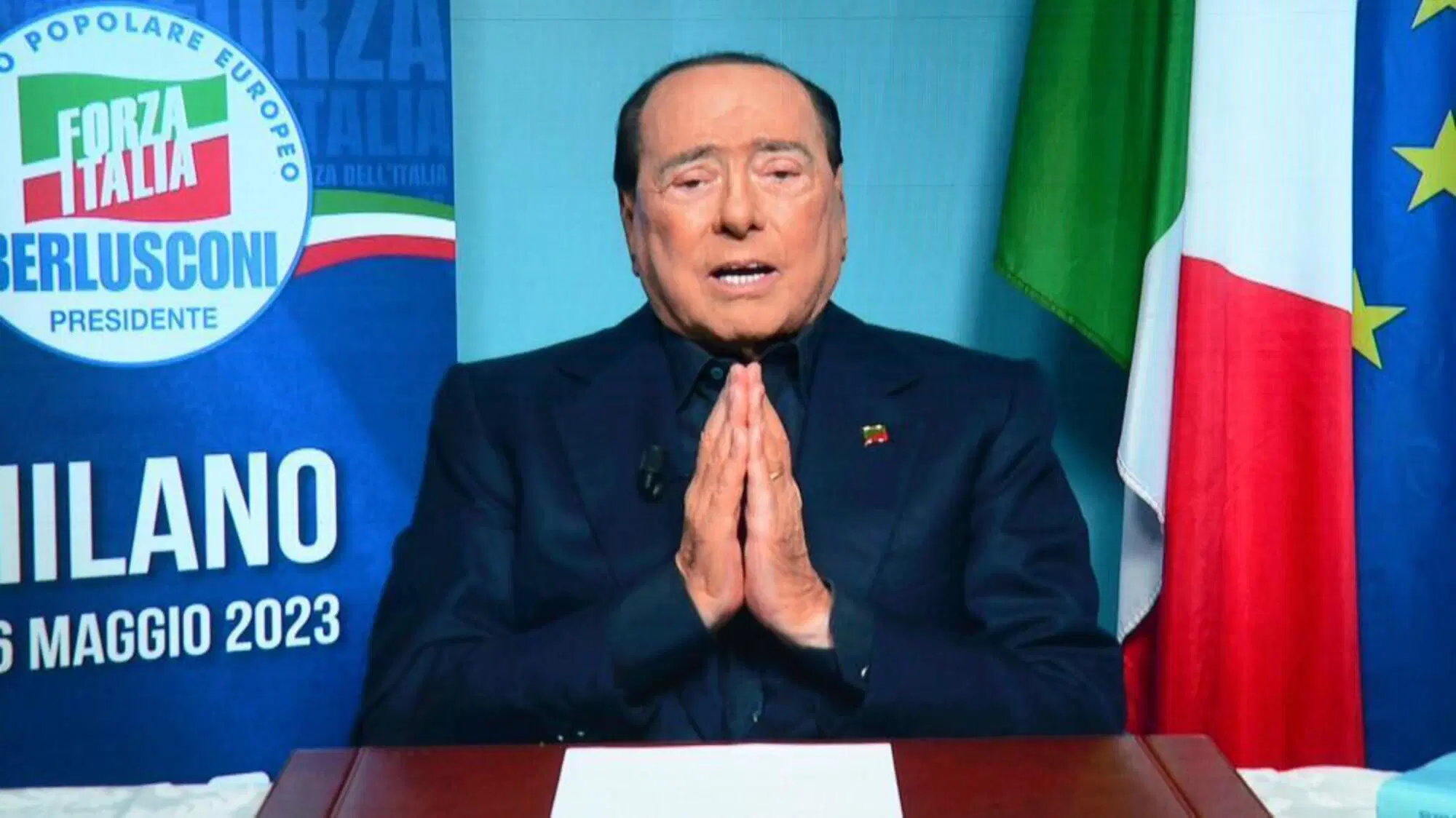 Silvio Berlusconi, "divinit&agrave;" da Nuovo Testamento