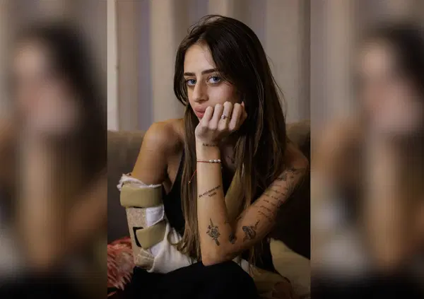 Quel tatuaggio degli ex ostaggi di Hamas che ribalta l&rsquo;incubo di Auschwitz