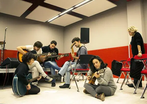 Parcheggi per auto blu al posto di alloggi per studenti? Nessuno tocchi Officina Pasolini, il Teatro De Filippo e l'ex studentato Civis