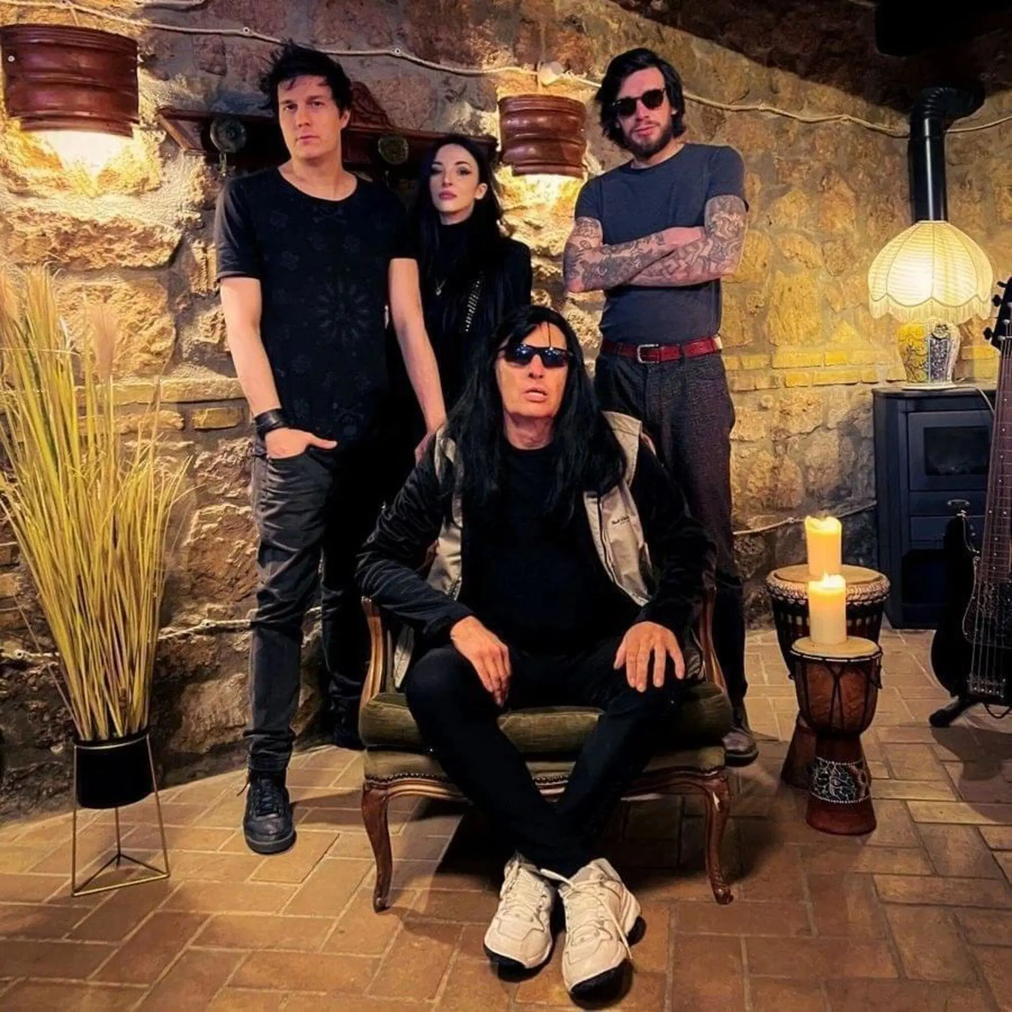 Al centro Richard Benson durante la registrazione dell'album