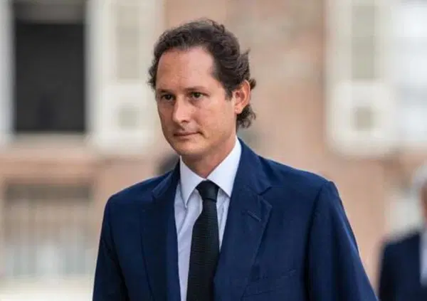 De Benedetti rivela: "Ecco come Elkann ha comprato i giornali per coprire la fuga di Stellantis dall&rsquo;Italia..."