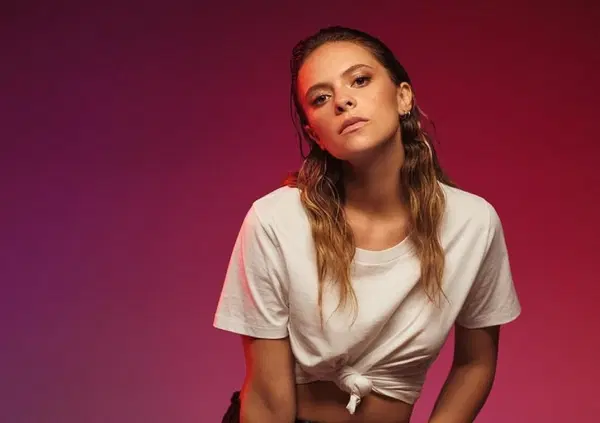 Francesca Michielin ci propina  l'ennesima canzone irrilevante.  Pi&ugrave; che Solite chiacchiere  la solita (affollata) routine di errori