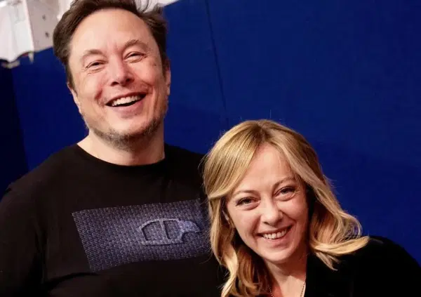 Musk, re delle auto elettriche, contro gli ambientalisti da Meloni ad Atreju: "Fanno perdere...". E su petrolio, gas e figli in Italia...
