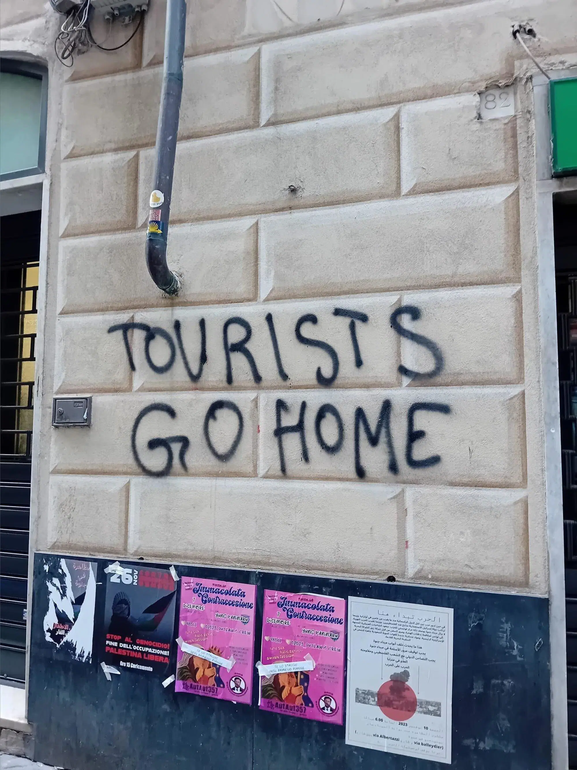 &ldquo;Tourist go home&rdquo;, un murales a Genova
