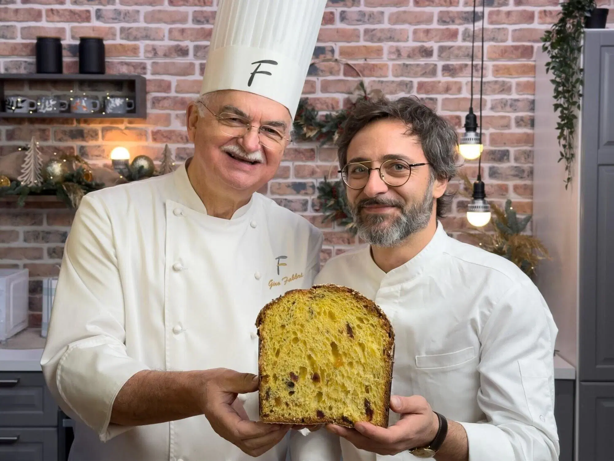 Gli chef Gino Fabbri e Maradona Youssef con il panettone "Mediterraneo"