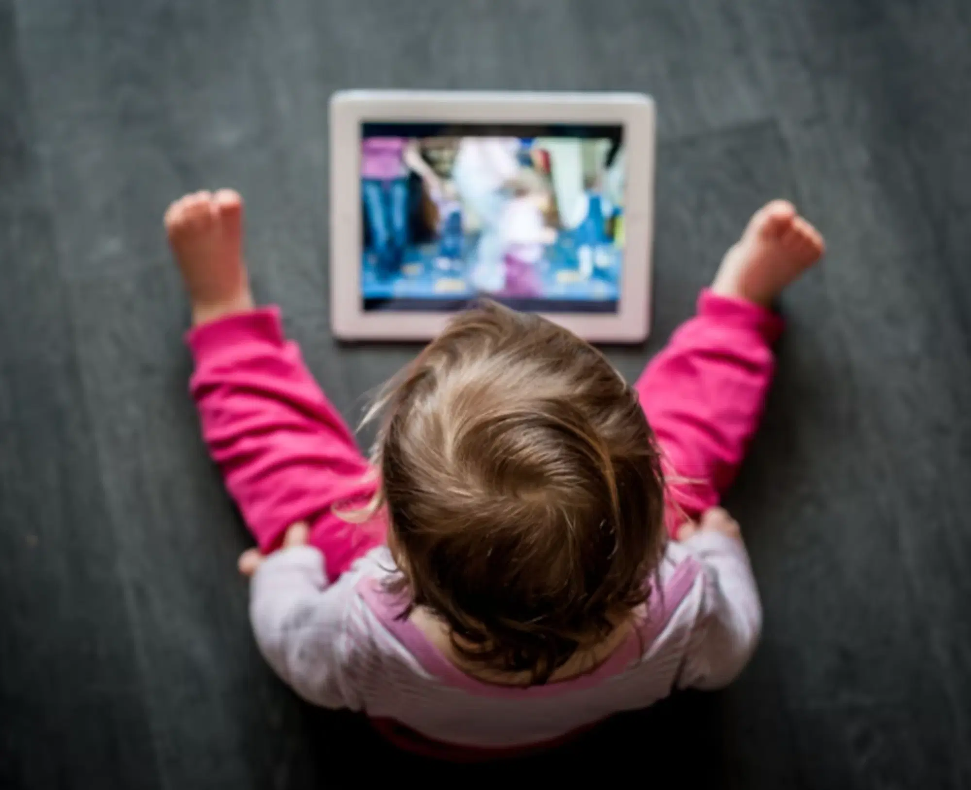 Bimba che gioca con il suo tablet