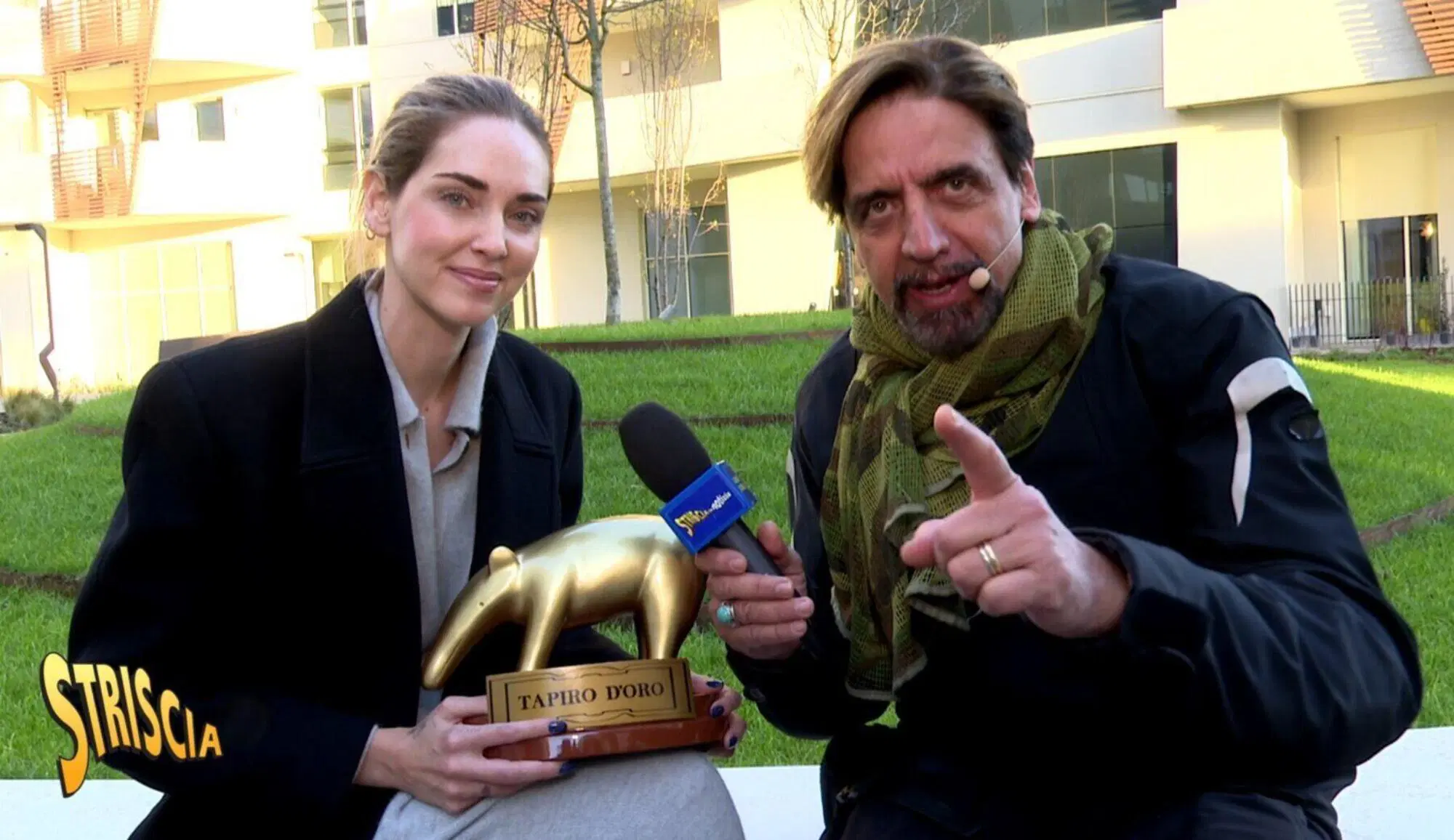Chiara Ferragni riceve il Tapiro d'oro da Valerio Staffelli di Striscia la notizia
