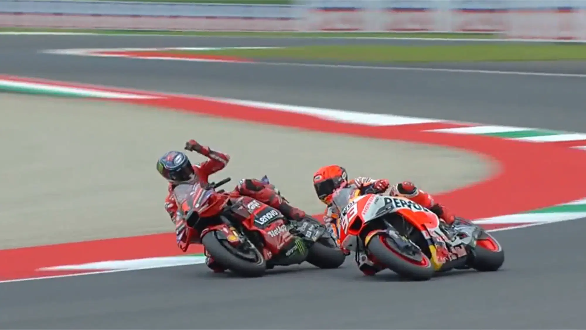 Uno degli "scontri" tra Bagnaia e Marc Marquez