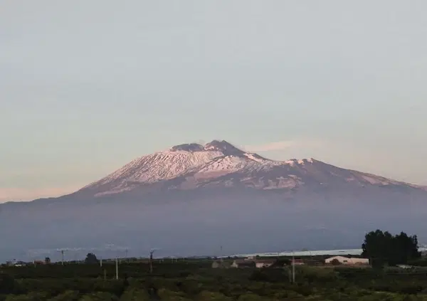  Il Natale sotto l&rsquo;Etna, fra chi rimane incantato dalla potenza del vulcano e chi vorrebbe scappare 