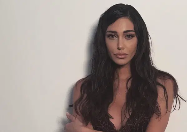 Belen teme una denuncia in auto? &ldquo;Mettiamoci la cintura&rdquo;. Ma il gossip si scatena...