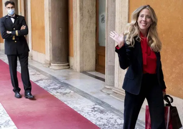 Con la maternit&agrave; "cool" di Lavinia Mennuni festeggiamo il Capodanno del 1955: ma i figli poi ce li mantiene lei?