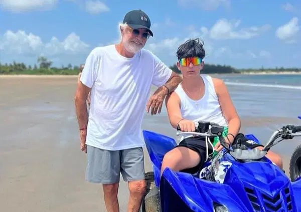 Flavio Briatore sul quad con Nathan Falco (senza casco, di nuovo, come gi&agrave; Elisabetta Gregoraci). Tutto regolare?