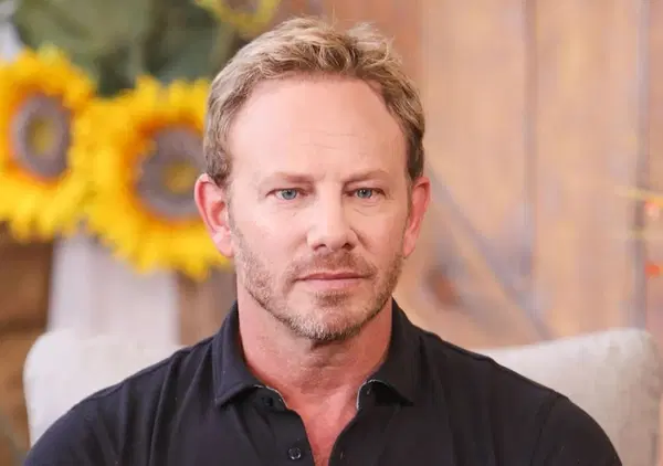 Ma l&rsquo;avete visto l&rsquo;attore di Beverly Hills che scende dall'auto e viene picchiato da un gruppo di biker? [VIDEO]