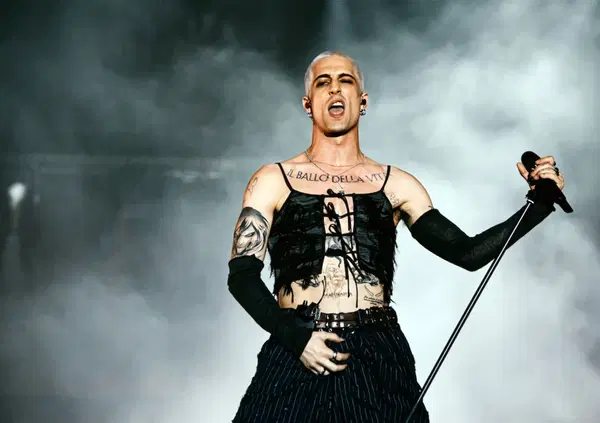 Ma davvero Damiano dei M&aring;neskin cerca ragazze sulle app d'incontri? Di sicuro si avvinghia all'amica attrice a Capodanno, mentre Dove Cameron... 