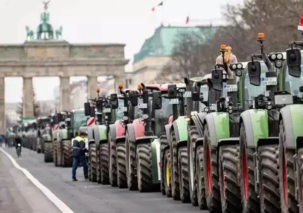 Trattori in strada in Germania, rivolte in Francia... Ma perch&eacute; in Italia nessuno protesta? E pensare che...