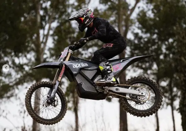 Il salto di Aleix Espargar&ograve; che ha fatto saltare tutti i tifosi Aprilia (e pure qualche certezza)