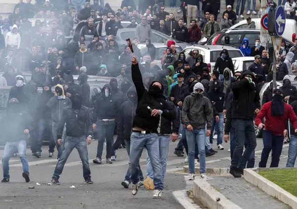 Tifosi Lazio-Roma: disordini, saluti romani, bombe carta. Ma perch&eacute; nell'ordine pubblico del calcio siamo un Paese del terzo mondo?
