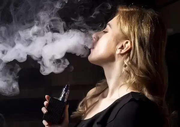 Ma la pubblicit&agrave; delle sigarette elettroniche &egrave; vietata o legale? &ldquo;Conflitto di interessi tra istituzioni e brand del tabacco&rdquo;: parla l'avvocato Massimiliano Dona