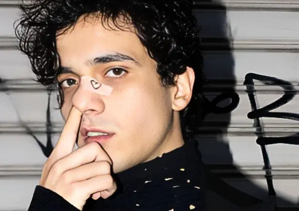 Tananai &ldquo;grasso&rdquo; su Instagram offende i mestieranti dell'indignazione. Ma lo sanno che &egrave; stato obeso?