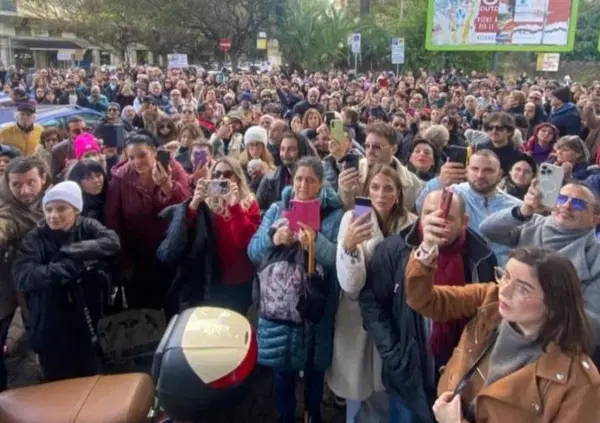 A Palermo in migliaia in piazza per il cane Aron, ma &egrave; polemica: "Vi importa pi&ugrave; di un animale che di donne uccise, bambini palestinesi e mafia?"