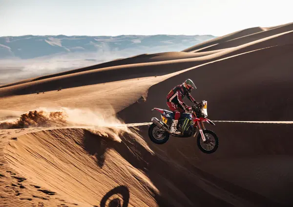 Reportage dal deserto della Dakar 2024: Le 48 ore di Gioele Meoni, le razioni militari con Nasser Al-Attiyah e una tenda sotto le stelle