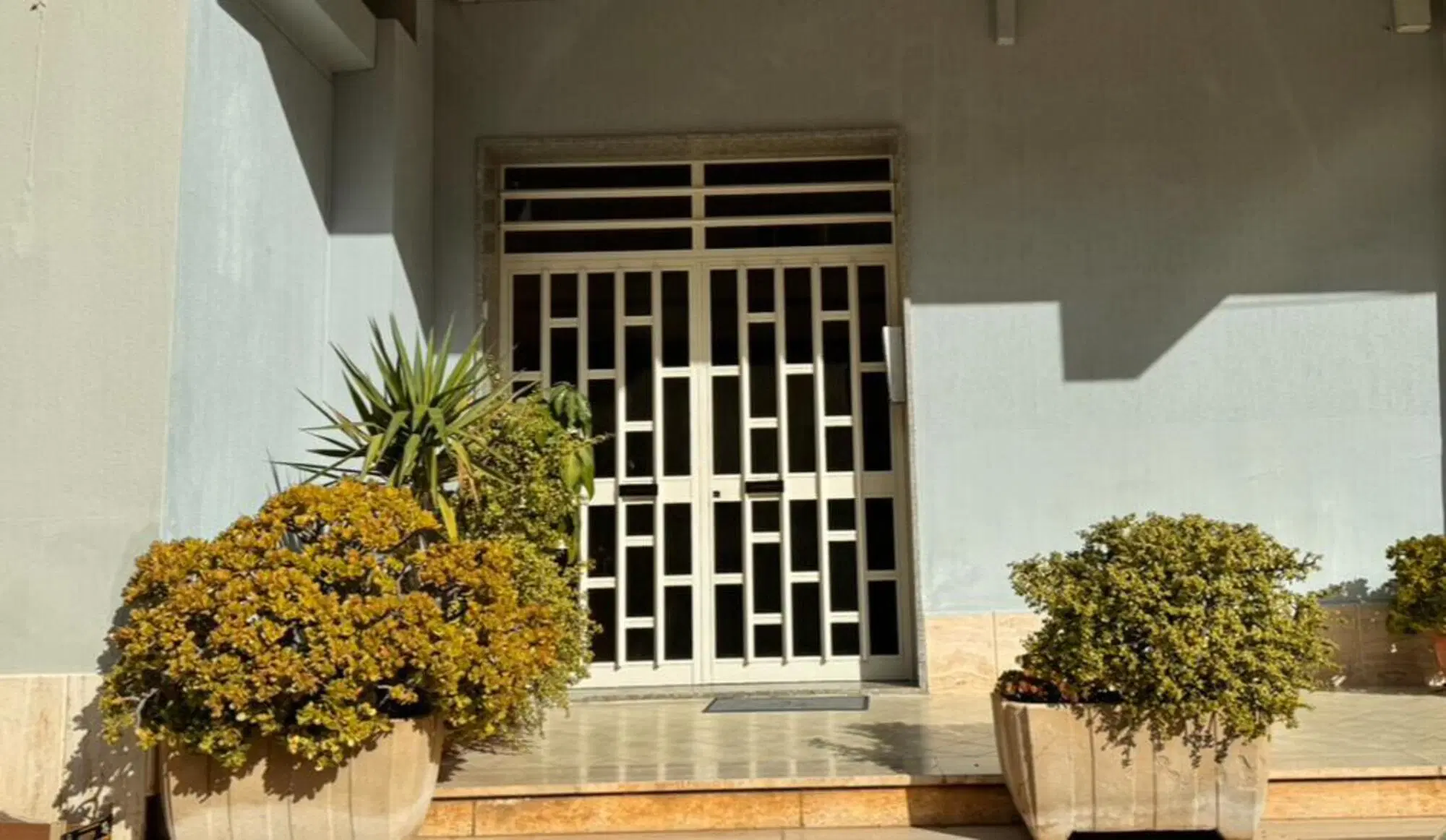 L'entrata del condominio in cui abitava Matteo Messina Denaro a Campobello di Mazara sotto l'identit&agrave; del geometra Andrea Bonafede