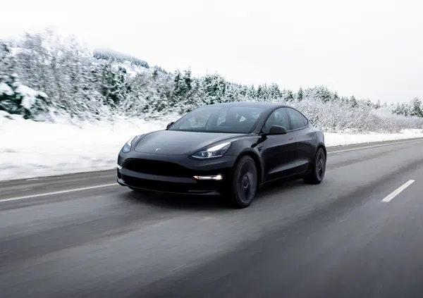 Basta il freddo per fermare le auto elettriche? Ecco cosa succede alla stazione di ricarica Tesla (che non ricarica): &ldquo;Un cimitero di robot morti&rdquo;