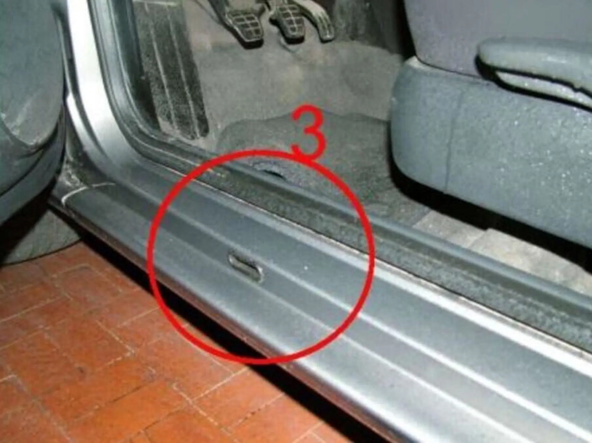 La macchia di sangue repertata sull'auto di Olindo Romano