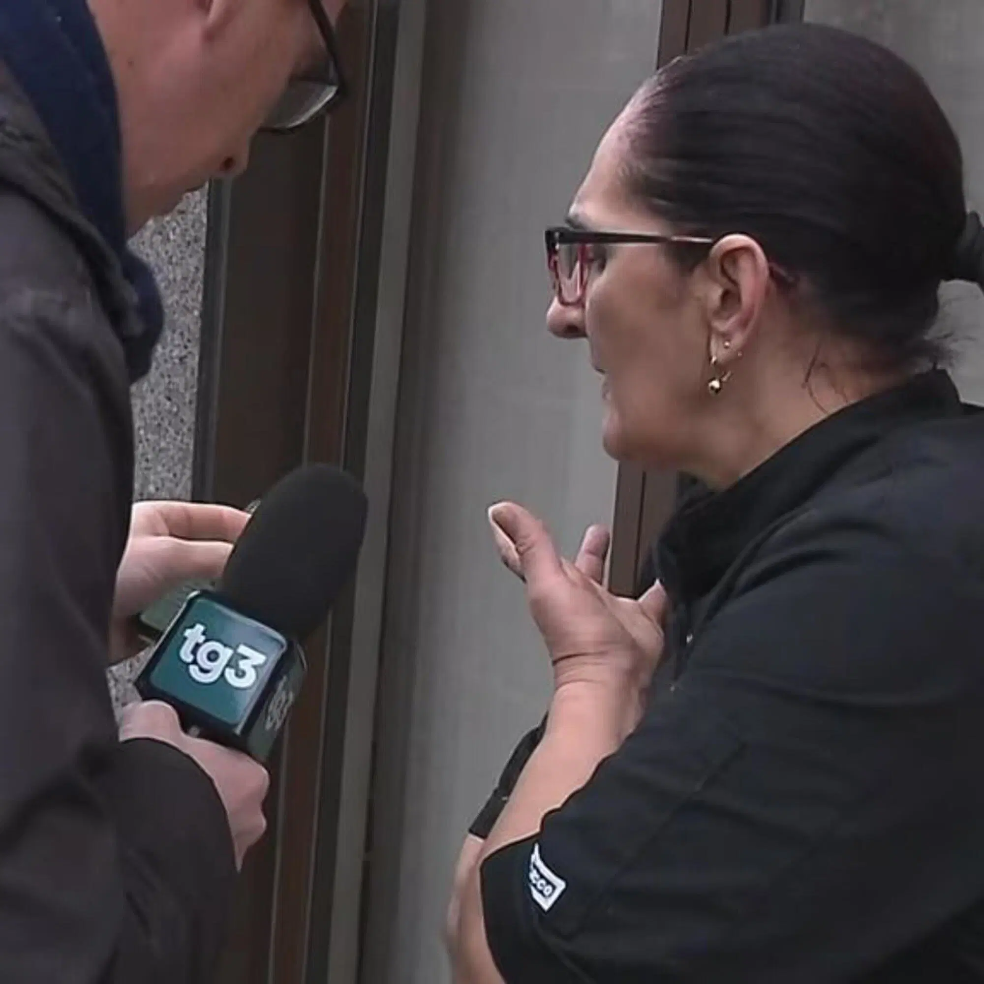 L'inviato del Tg3 Jari Pilati mentre intervista la ristoratrice Giovanna Pedretti