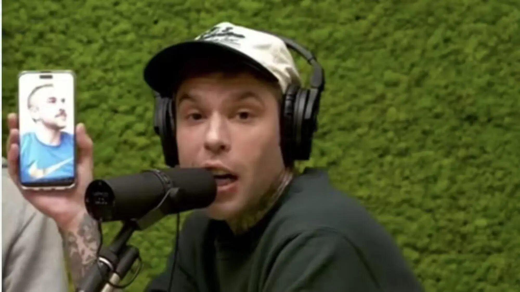 Fedez insulta l'utente sbagliato nel suo podcast Muschio Selvaggio