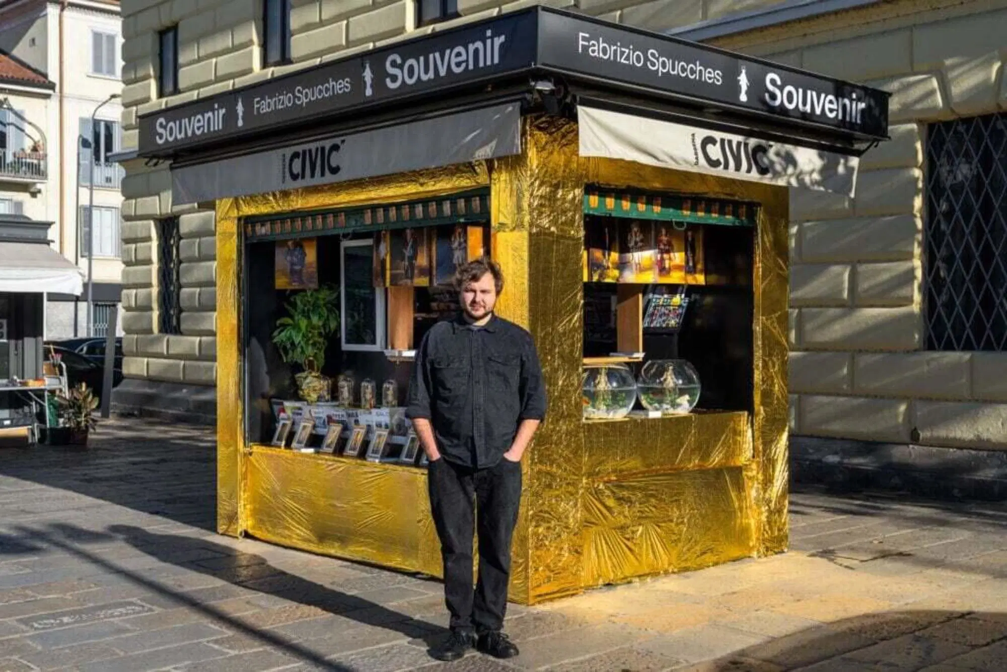 Fabrizio Spucches di fronte all'Edicola allestita a Milano