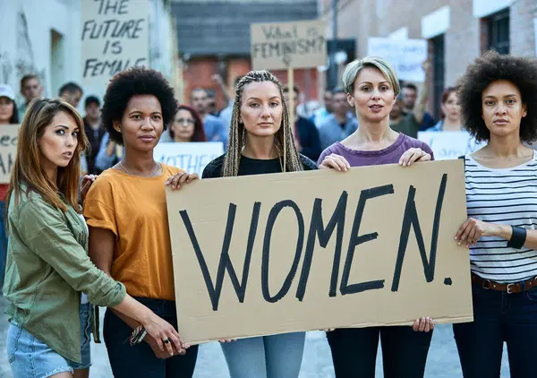  La proposta choc di Bernardini de Pace: "Votiamo solo donne, i maschi in politica hanno fallito". E su Vannacci e il saluto romano...