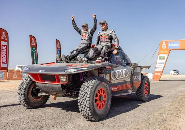 Carlos Sainz a MOW nella festa per la Dakar 2024: &ldquo;&Egrave; stata tremenda. Ripenso a un anno fa, costretto ad abbandonare e con due vertebre fratturate&rdquo;