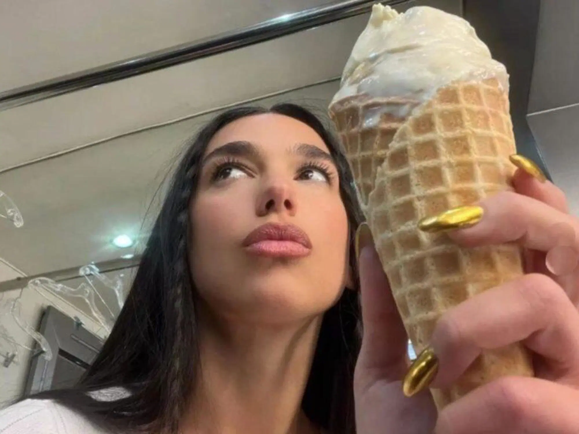 dua lipa mangia il gelato