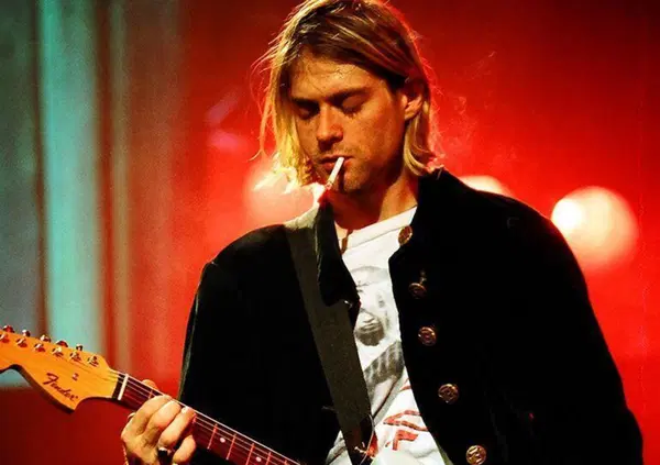 Kurt Cobain, ecco il referto inedito dell'autopsia (droghe comprese), a 30 anni dalla morte. Il suicidio del leader dei Nirvana potrebbe essere stato inscenato? Secondo chi ha diffuso il documento s&igrave;, ma...