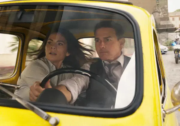 Mission Impossible, i segreti della Fiat 500 gialla (che in realt&agrave; &egrave; una Tesla) e degli stunt di Tom Cruise rivelati dal supervisore effetti speciali di Dead Reckoning