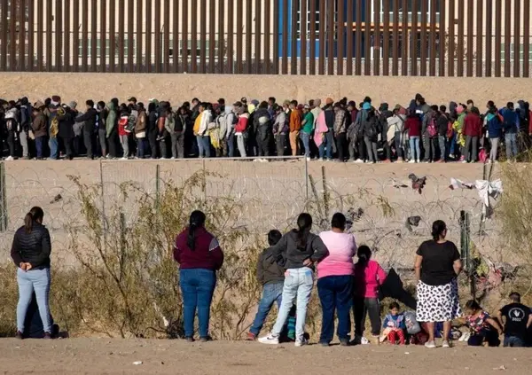 Ok, ma che caz*o sta succedendo in Texas e cos'&egrave; Take Our Border Back, il gruppo che si &egrave; rotto dell'immigrazione dal confine col Messico? Intanto Biden prova a fare il Trump, ma&hellip;