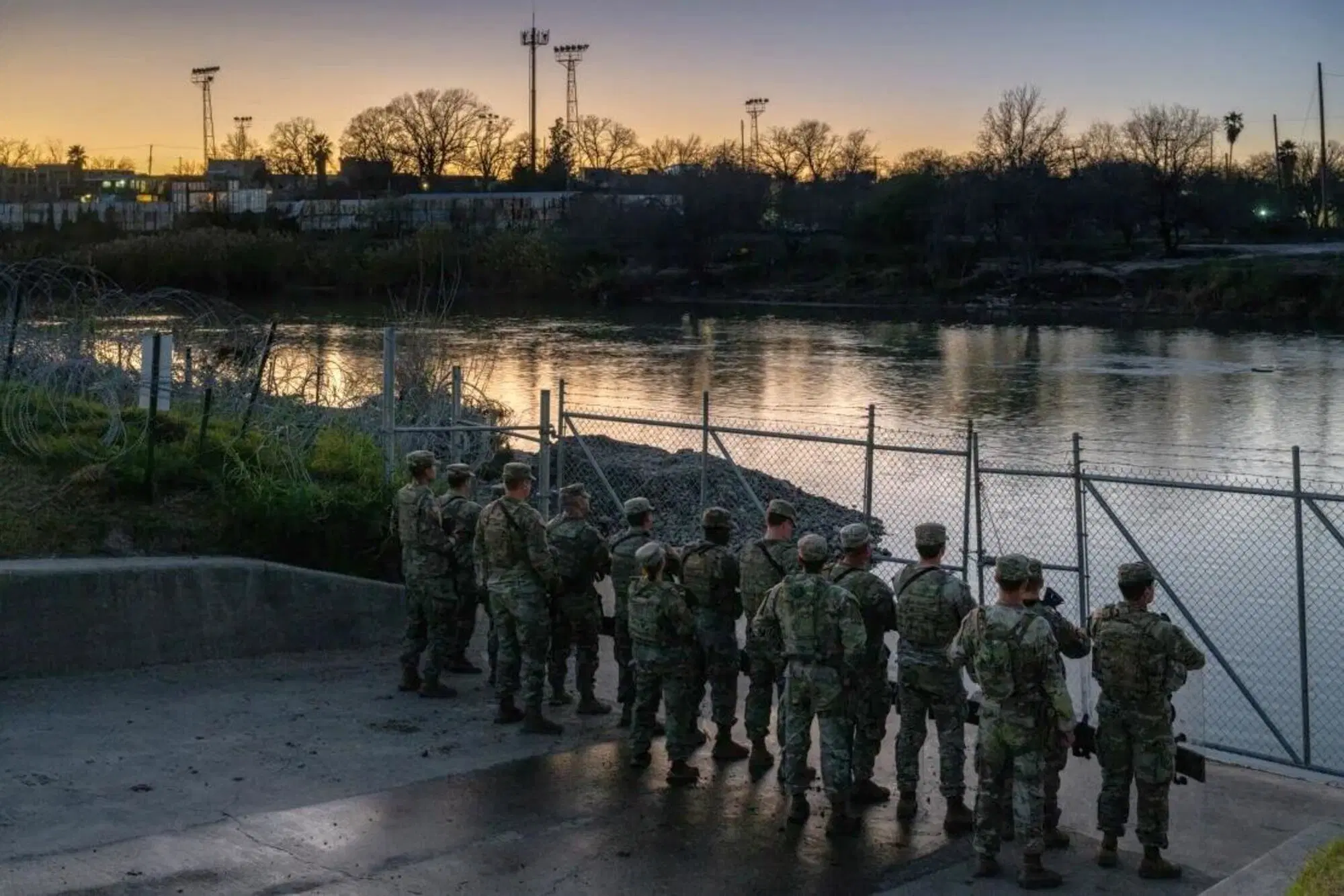 La guardia nazionale del Texas presidia la sponda del Rio Grande