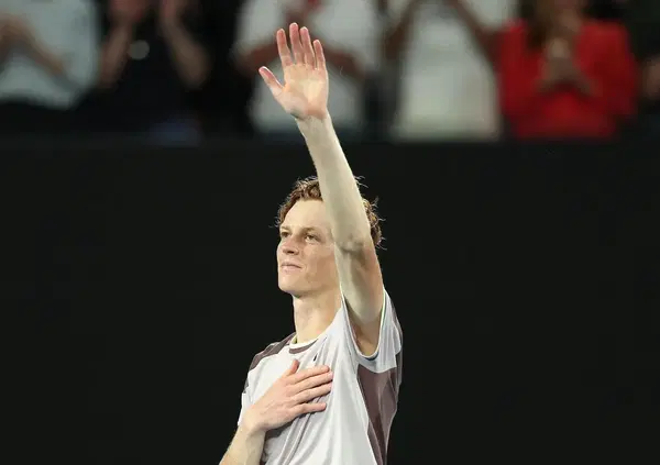 A quelli che al secondo set davano Sinner per morto lui ha insegnato il senso del tennis con una partita che gli assomiglia 