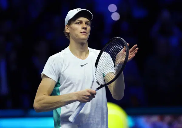 Il motorsport si inchina a Sinner: il messaggio di Valentino Rossi, la dedica di Guido Meda e gli applausi di Ferrari e F1