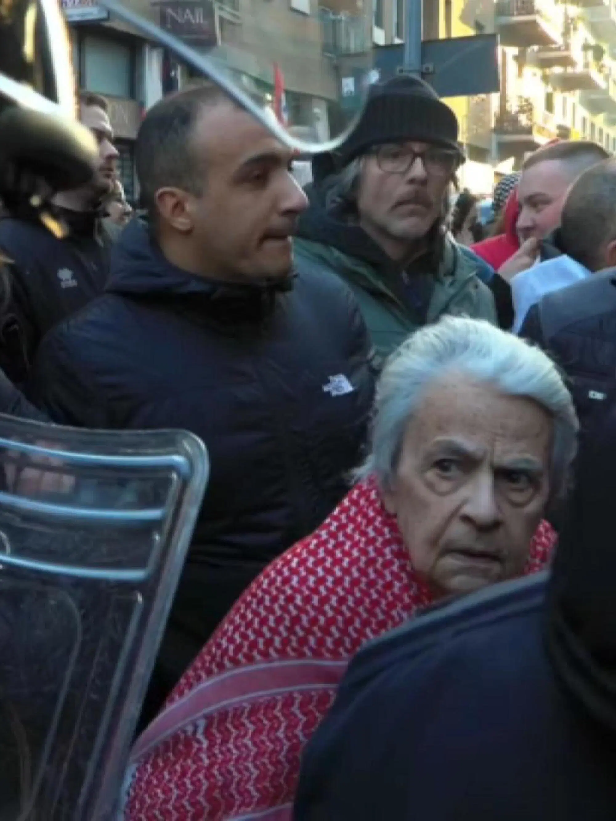 Franca Caffa alla manifestazione milanese mentre discute con l'agente 