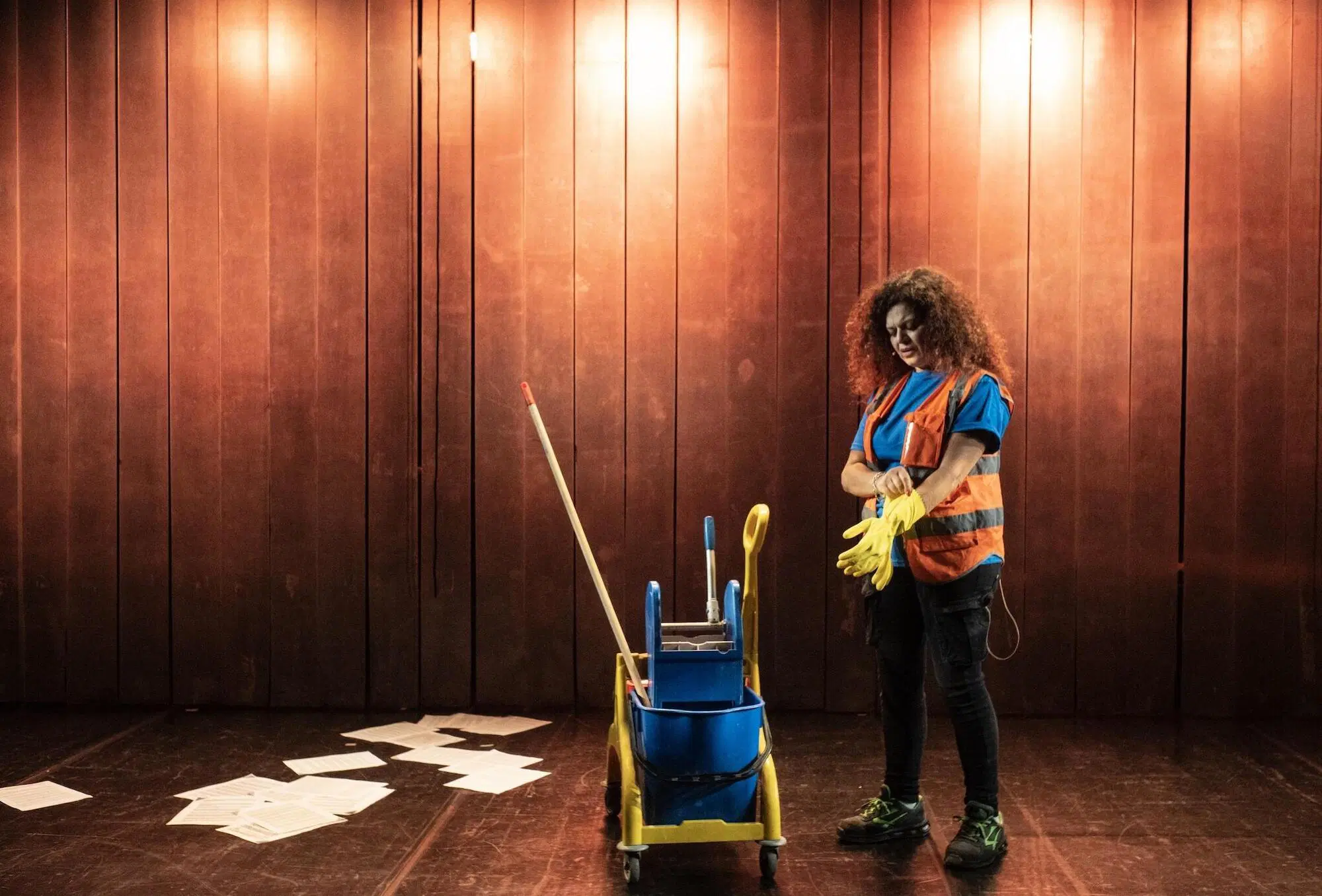 Tiziana durante lo spettacolo "Il Capitale"