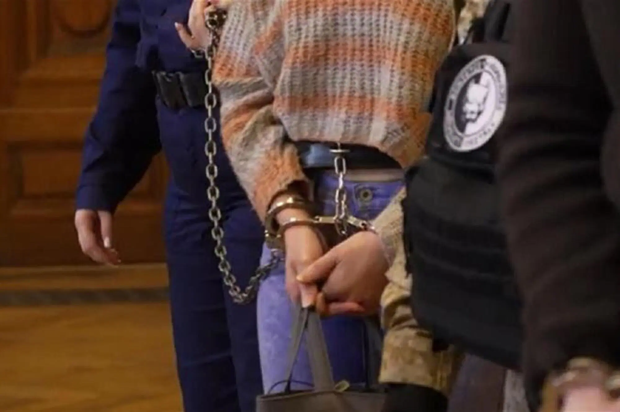 L'arrivo di Ilaria Salis in aula per la prima udienza del suo processo