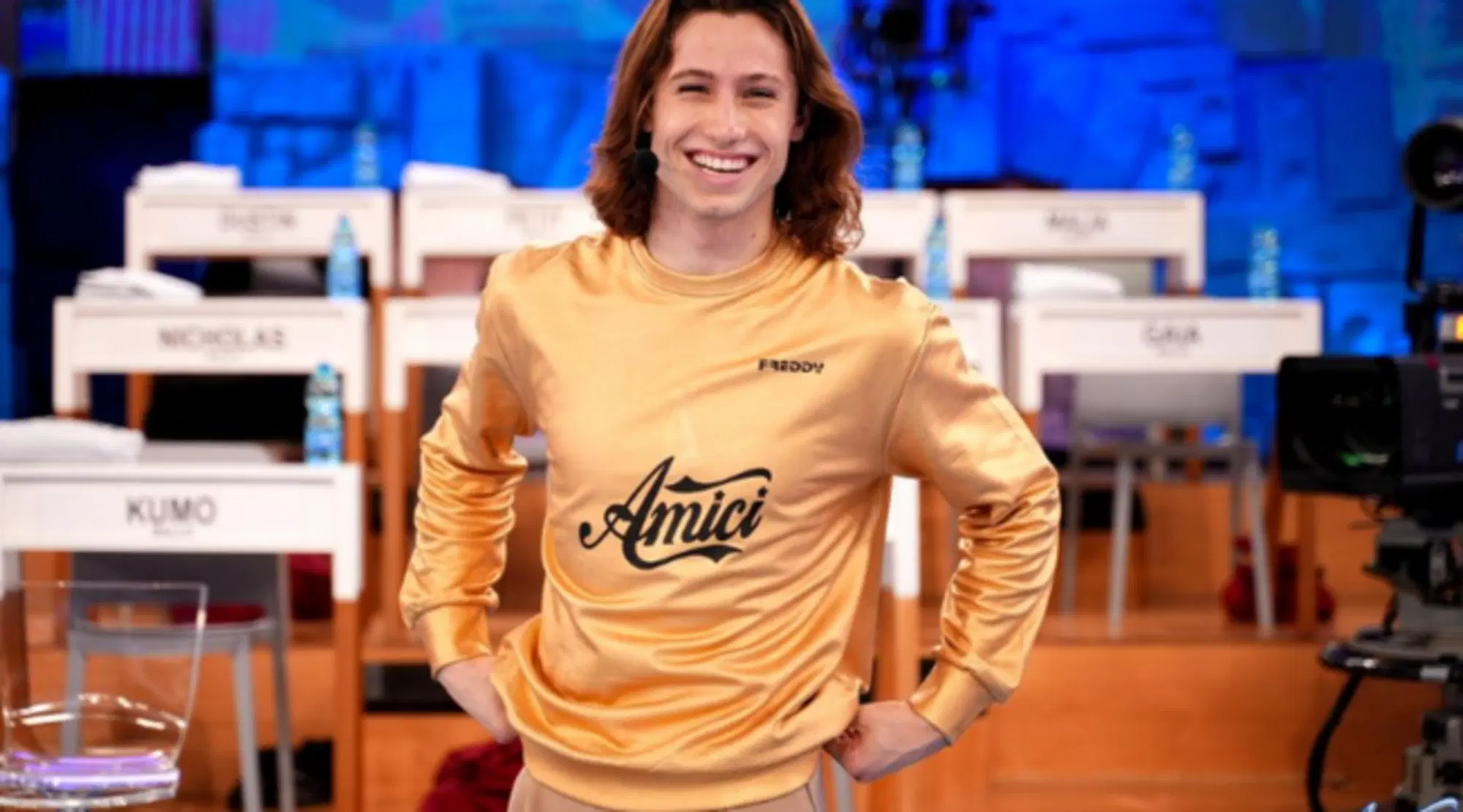 Dustin riceve la maglia d'oro per il serale
