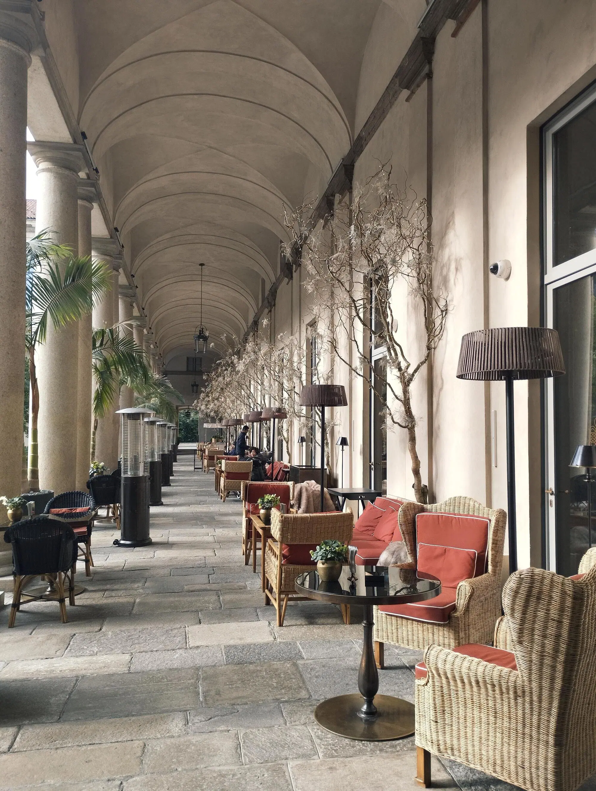 Alcuni tavoli all'interno della corte del Portrait