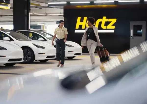Le auto elettriche non si (ri)vendono? Dopo Tesla, il colosso del noleggio Hertz frena anche su Polestar