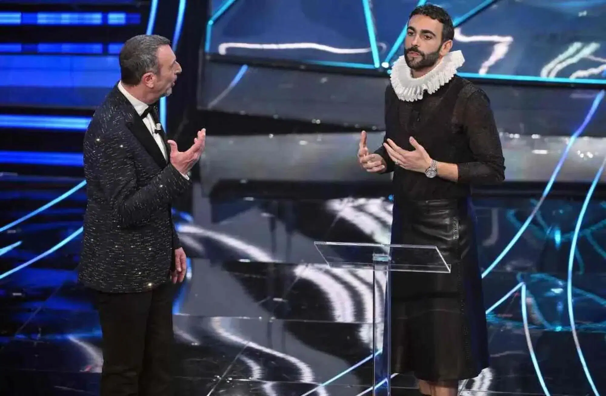 Amadeus e Marco Mengoni durante la prima puntata di Sanremo