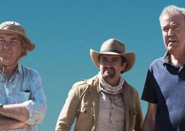 Jeremy Clarkson fa la Dakar in Jaguar, mentre l&rsquo;Aston di Richard Hammond e la Maserati di James May... Ecco &ldquo;The Grand Tour: Sand Job&rdquo;, la penultima follia del trio ex Top Gear