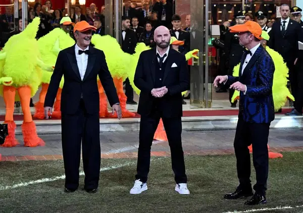 Il mistero del video di John Travolta e il ballo del &ldquo;qua qua&rdquo; con Fiorello e Amadeus a Sanremo 2024: perch&eacute; non si trova su RaiPlay, chi l'ha fatto togliere?